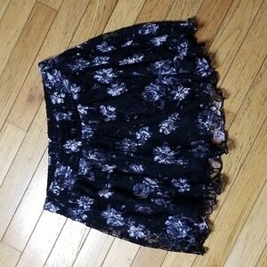Womens skirt med,black and white. Lace on outer side.